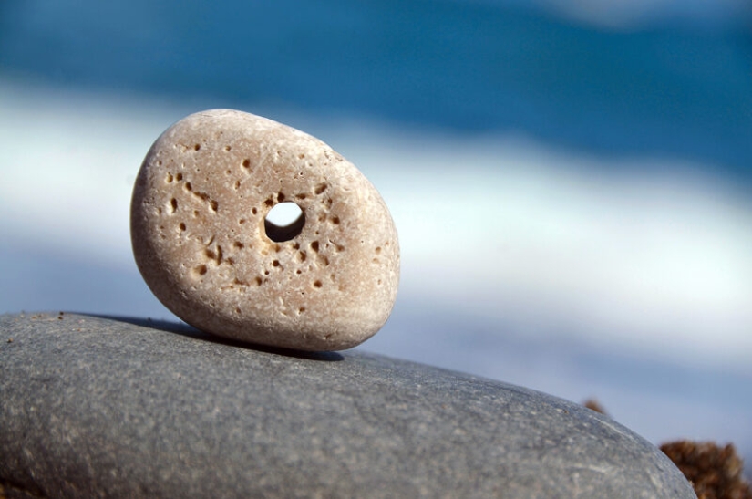 El secreto del "dios pollo": por qué las piedras con un agujero se valoran en todo el mundo