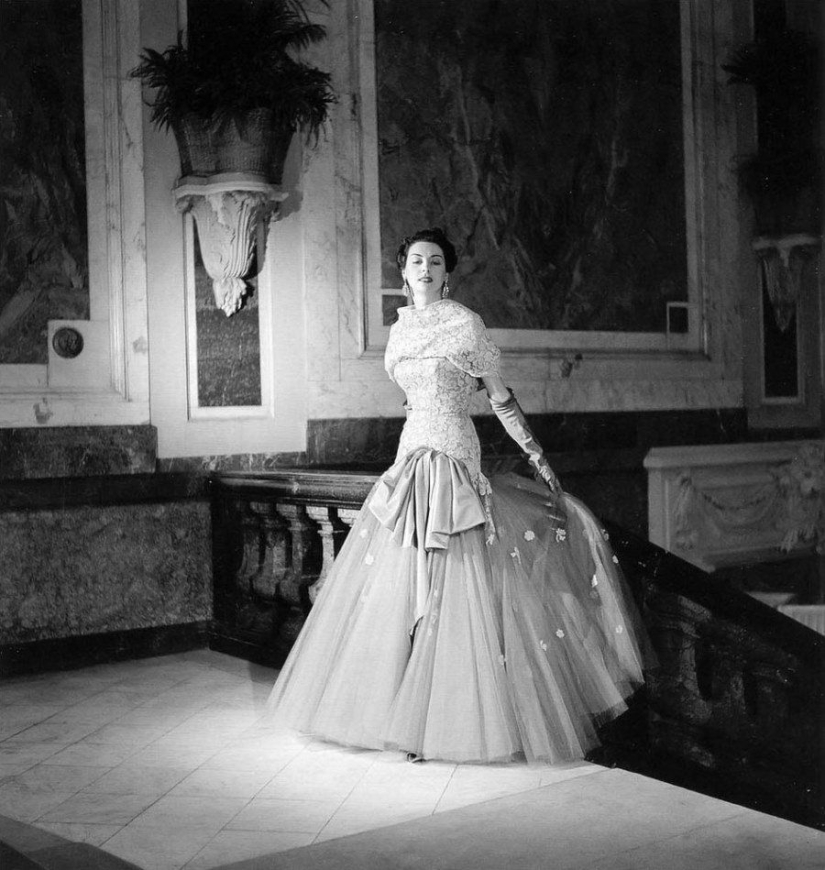 Elegancia clásica de Dior: exquisitos modelos de las décadas de 1940 y 1960 en las calles de París