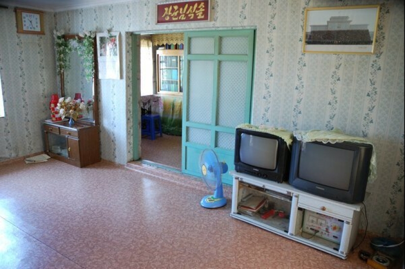 Emptiness, simplicity and poverty: 16 real photos of apartments of North Koreans