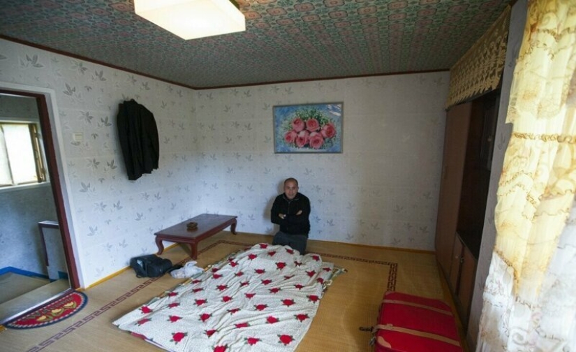 Emptiness, simplicity and poverty: 16 real photos of apartments of North Koreans