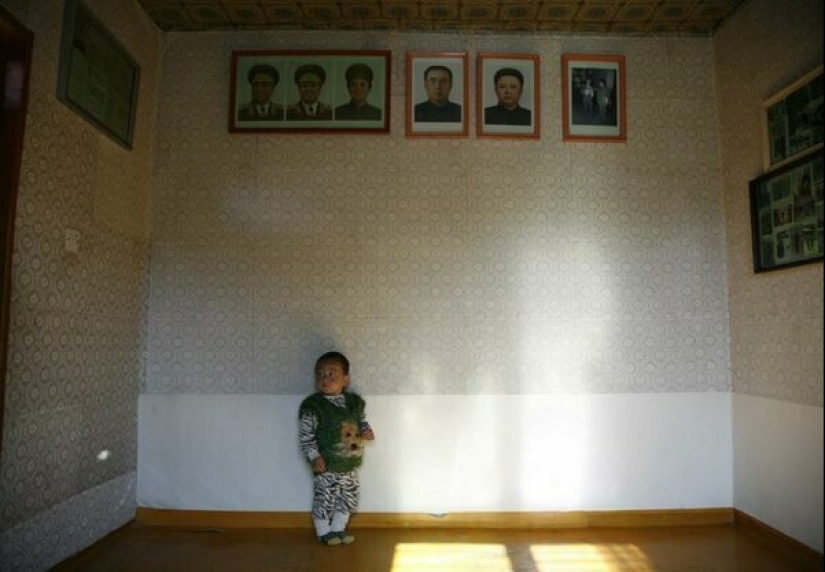 Emptiness, simplicity and poverty: 16 real photos of apartments of North Koreans