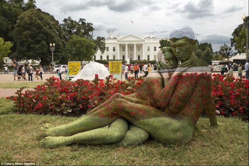 En armonía con la naturaleza: el artista escribe de personas, en un pintoresco paisaje con la ayuda de el arte del cuerpo