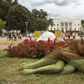 En armonía con la naturaleza: el artista escribe de personas, en un pintoresco paisaje con la ayuda de el arte del cuerpo