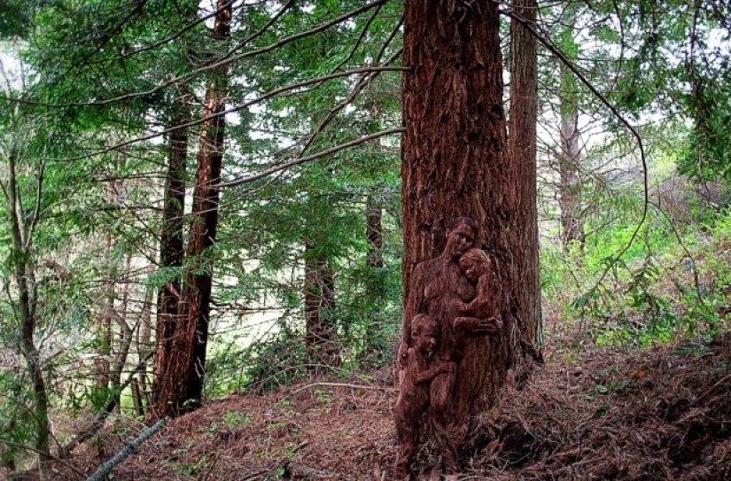 En armonía con la naturaleza: el artista escribe de personas, en un pintoresco paisaje con la ayuda de el arte del cuerpo