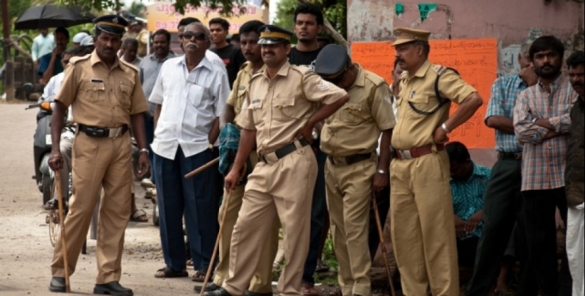 En India, la pandilla abrió su propia estación de policía e hizo negocios allí