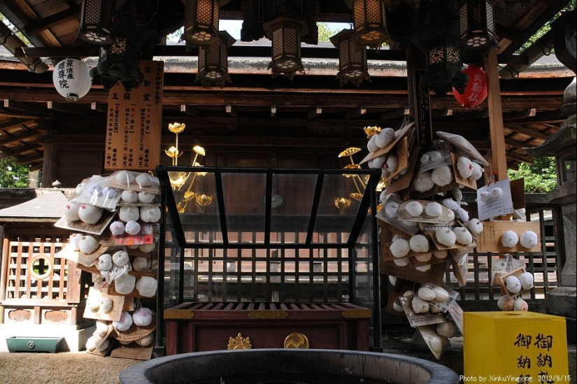 En Japón, hay un templo dedicado al pecho femenino, y esto está bien