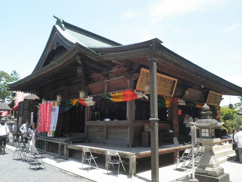 En Japón, hay un templo dedicado al pecho femenino, y esto está bien