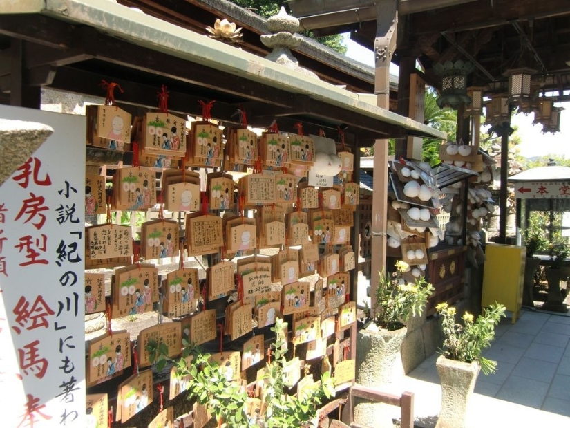 En Japón, hay un templo dedicado al pecho femenino, y esto está bien