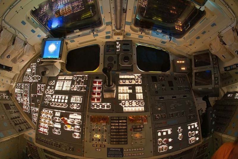 En la cabina del piloto del transbordador espacial