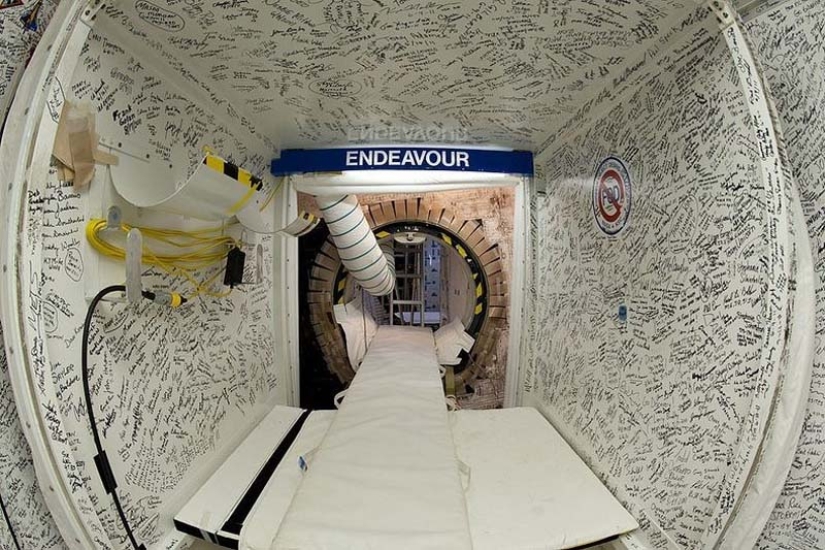 En la cabina del piloto del transbordador espacial