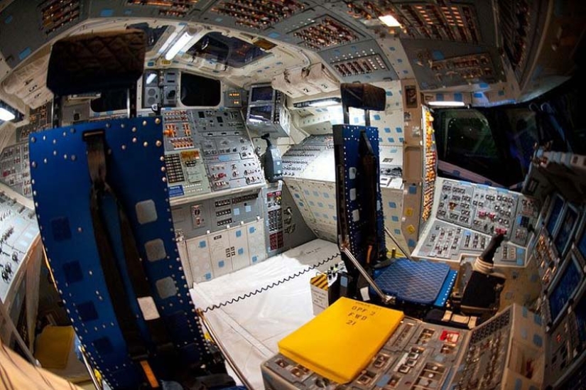 En la cabina del piloto del transbordador espacial