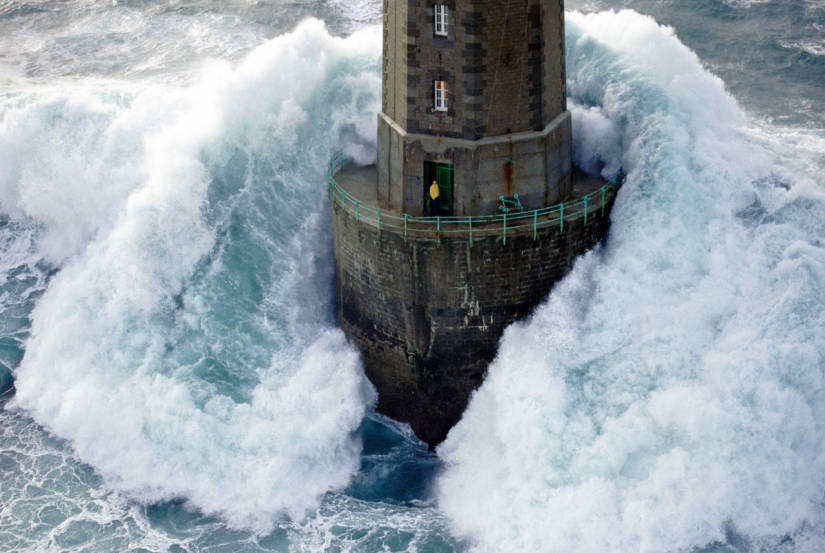 En medio de la tormenta: ¿sobrevivió el farero de la legendaria fotografía?