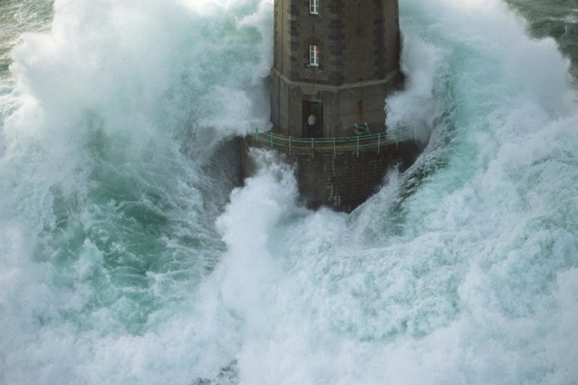 En medio de la tormenta: ¿sobrevivió el farero de la legendaria fotografía?