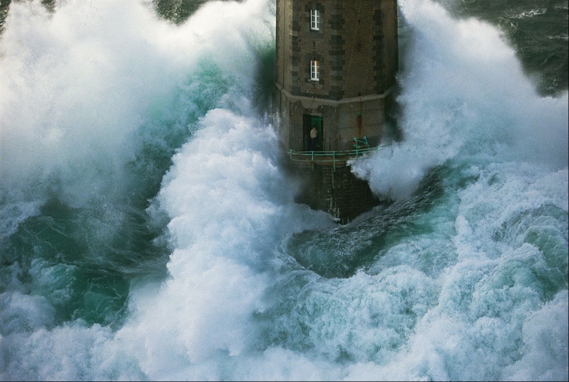 En medio de la tormenta: ¿sobrevivió el farero de la legendaria fotografía?