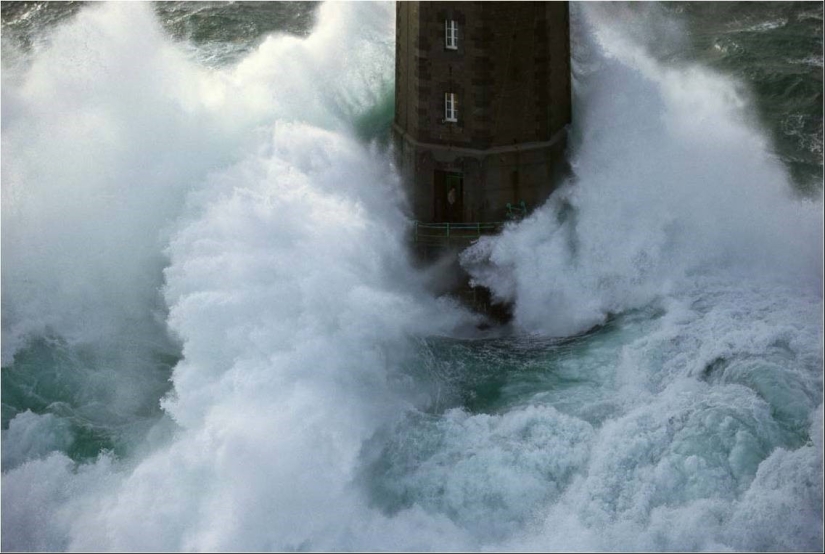 En medio de la tormenta: ¿sobrevivió el farero de la legendaria fotografía?