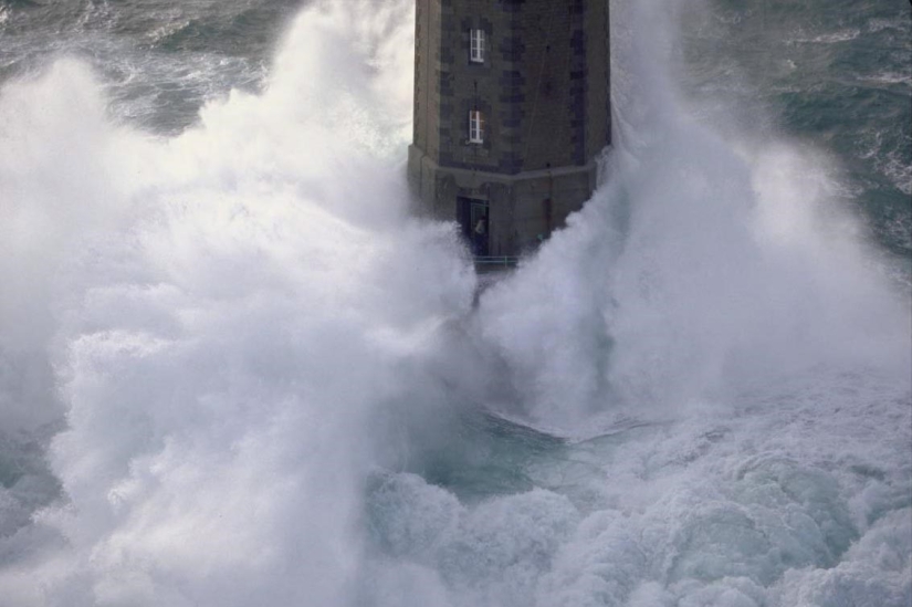 En medio de la tormenta: ¿sobrevivió el farero de la legendaria fotografía?