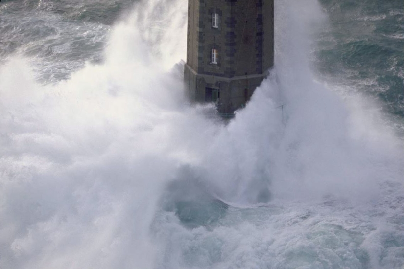 En medio de la tormenta: ¿sobrevivió el farero de la legendaria fotografía?