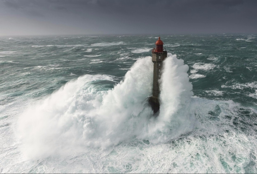 En medio de la tormenta: ¿sobrevivió el farero de la legendaria fotografía?