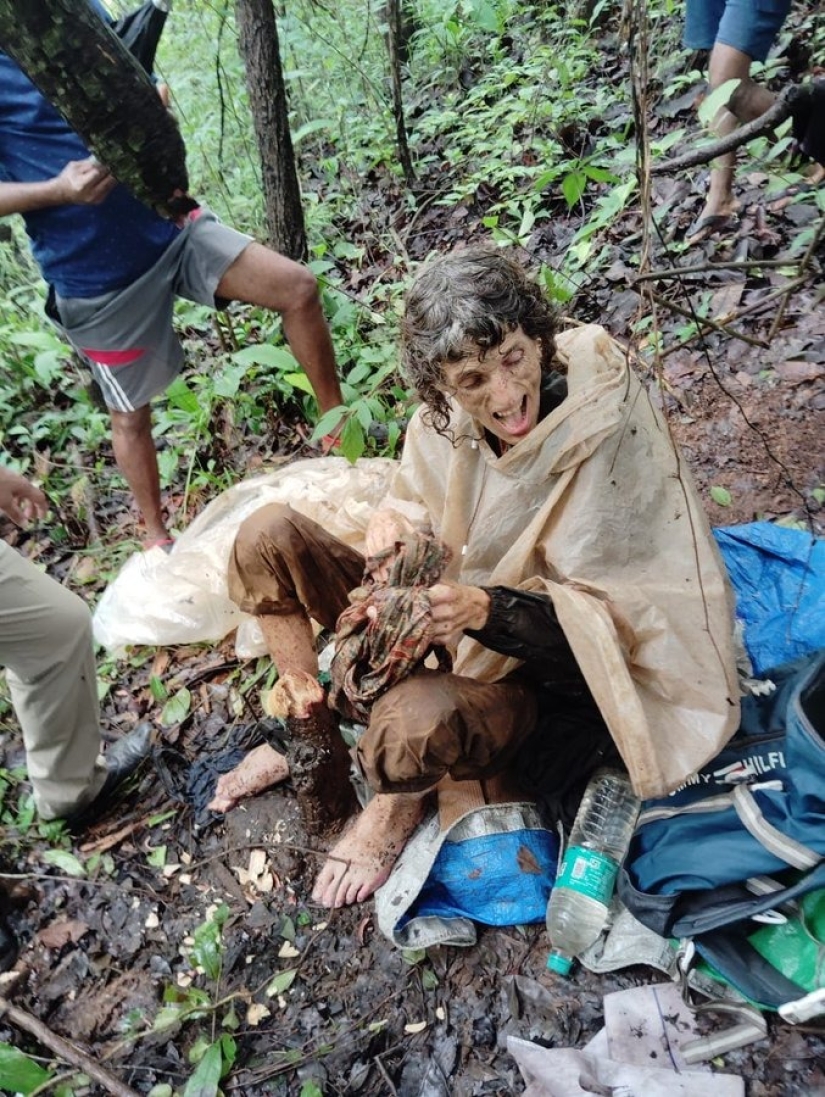 Encuentran a una mujer estadounidense encadenada a un árbol tras 40 días sin comer; su marido la dejó allí