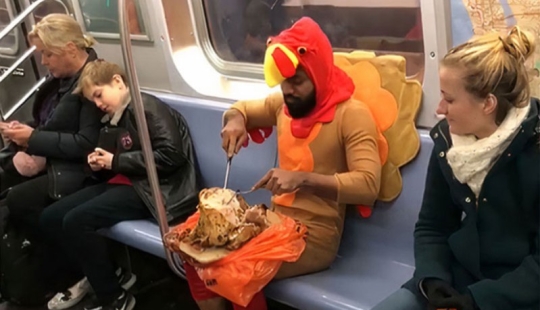 Encuentros inusuales en el metro: amantes de la moda, excéntricos y gente simplemente interesante.