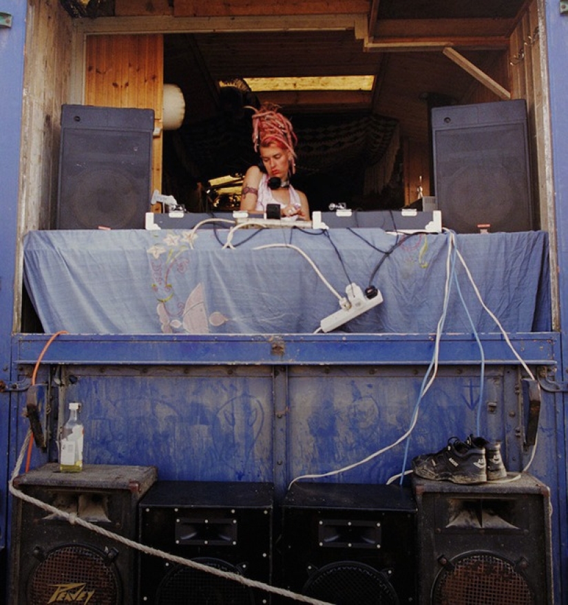 Endless Summer: The Nomadic Life of the Ravers of the 1990s