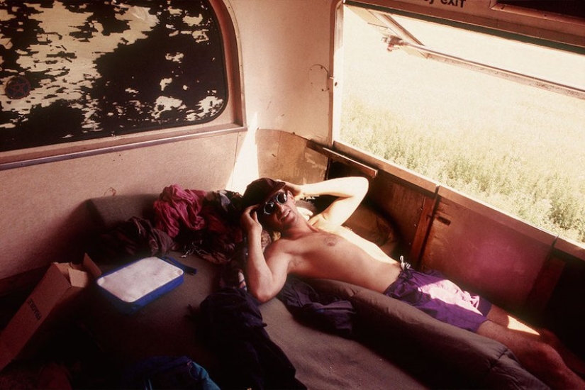 Endless Summer: The Nomadic Life of the Ravers of the 1990s