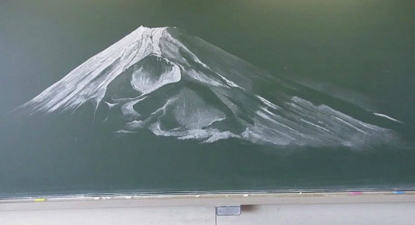 Escolares japoneses crean dibujos increíblemente hermosos en tableros escolares