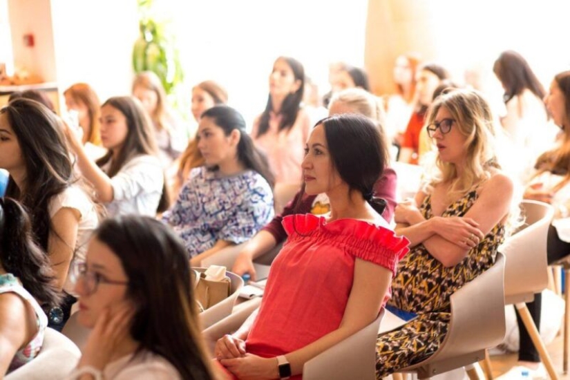 Esposas Védicas: ¡Deja tu trabajo, quítate la ropa interior y sé feliz!