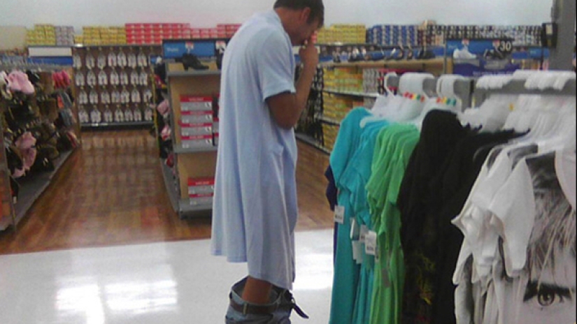 Esta gente acaba de llegar al supermercado americano Walmart para ir de compras