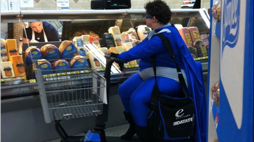 Esta gente acaba de llegar al supermercado americano Walmart para ir de compras