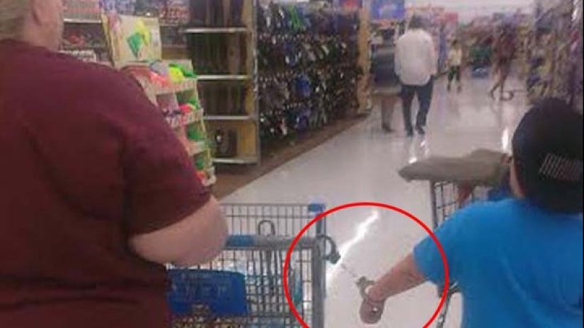 Esta gente acaba de llegar al supermercado americano Walmart para ir de compras