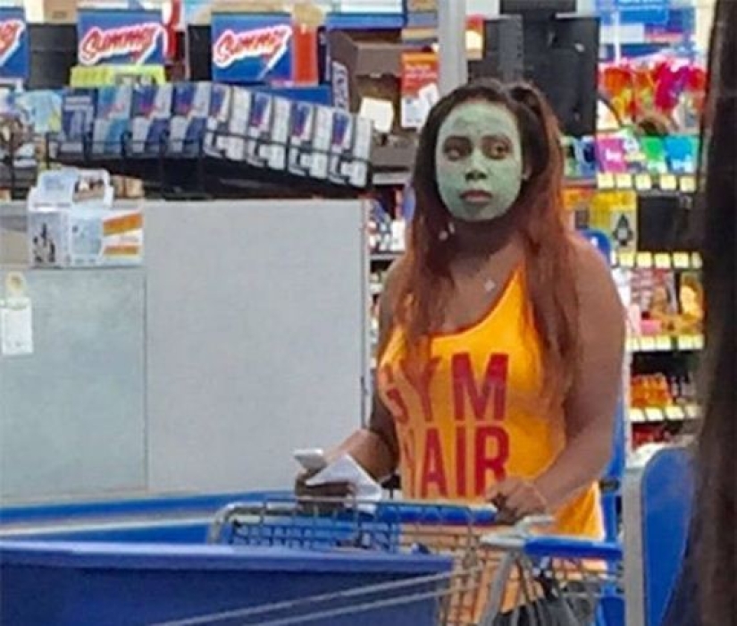 Esta gente acaba de llegar al supermercado americano Walmart para ir de compras