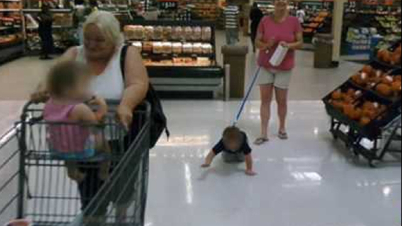 Esta gente acaba de llegar al supermercado americano Walmart para ir de compras