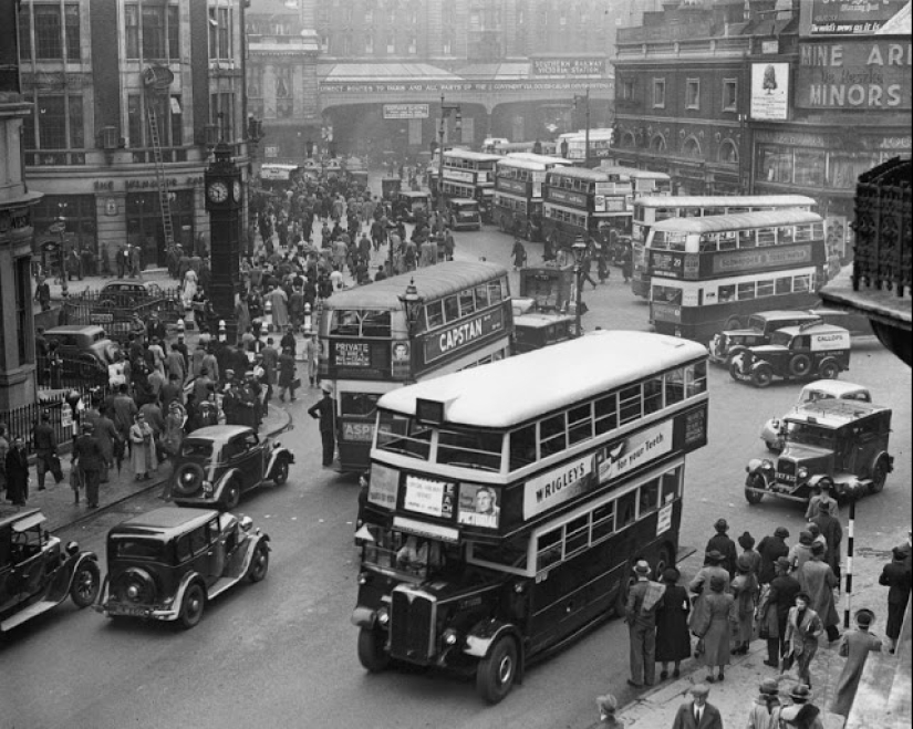 Este Londres loco y vibrante en fotografías en blanco y negro de la década de 1930