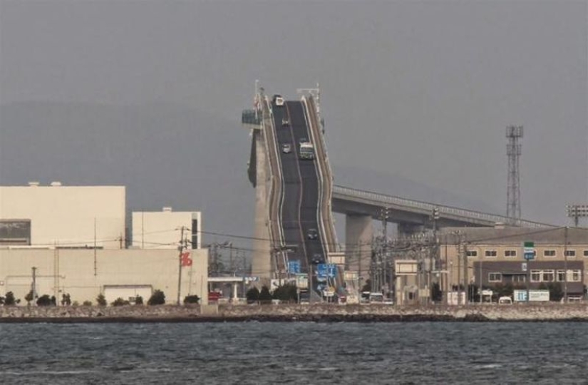 Esto no es una montaña rusa, pero loco puente en Japón