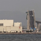 Esto no es una montaña rusa, pero loco puente en Japón