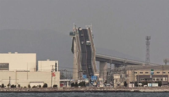 Esto no es una montaña rusa, pero loco puente en Japón