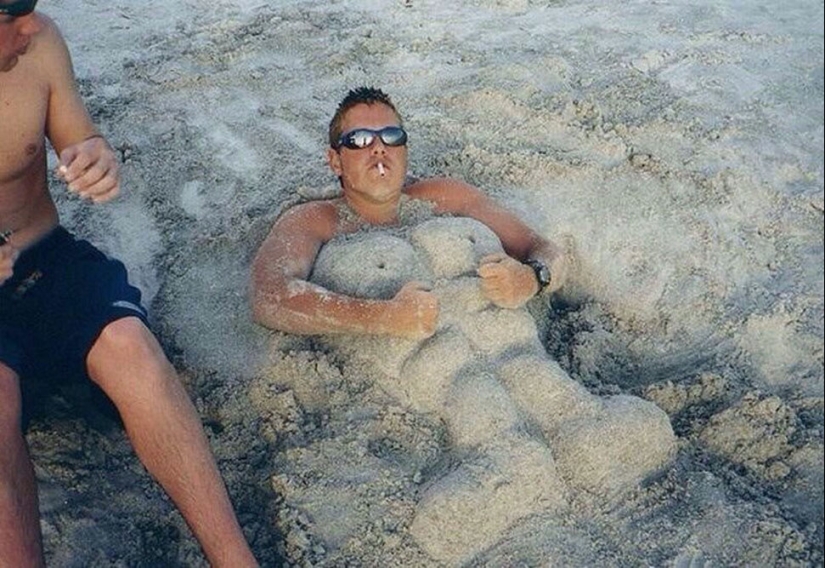 Estoy acostado en la playa: turistas monstruosamente hermosos que se pueden encontrar en cualquier playa