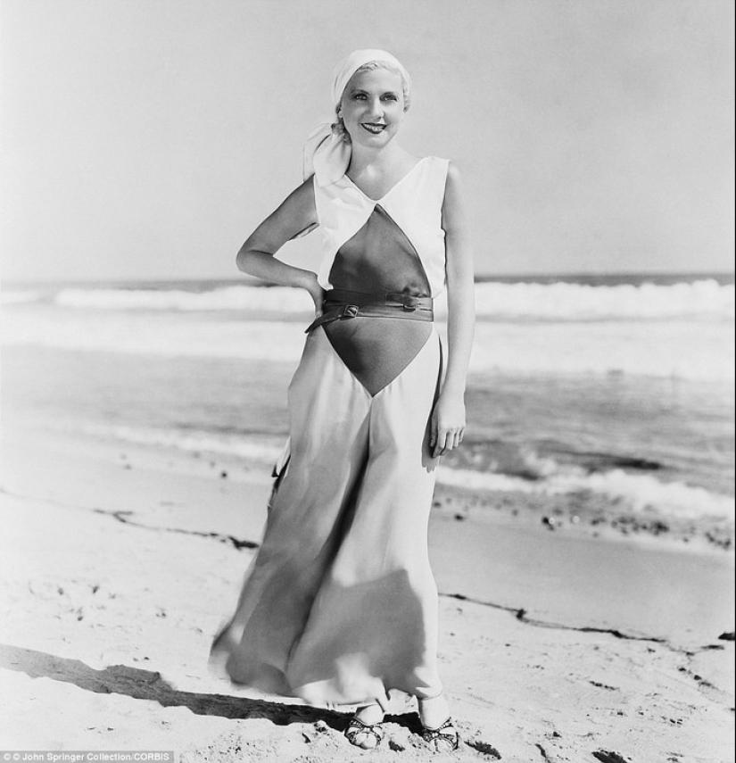 Estrellas de la época dorada de Hollywood en un álbum en blanco y negro de glamorosas fotografías de playa