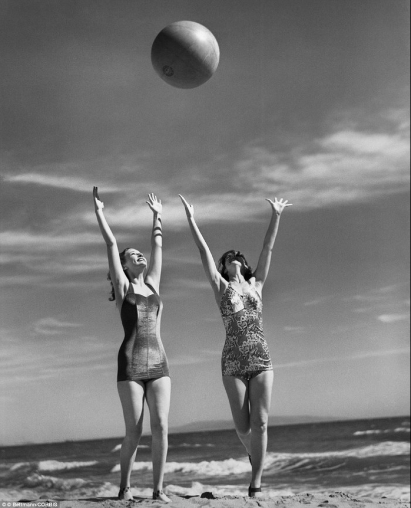 Estrellas de la época dorada de Hollywood en un álbum en blanco y negro de glamorosas fotografías de playa