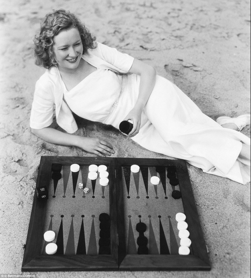 Estrellas de la época dorada de Hollywood en un álbum en blanco y negro de glamorosas fotografías de playa