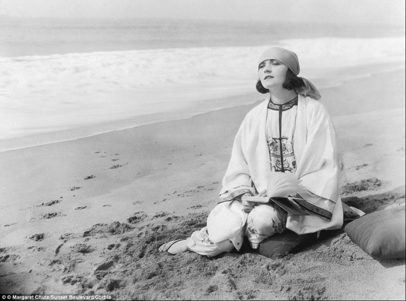 Estrellas de la época dorada de Hollywood en un álbum en blanco y negro de glamorosas fotografías de playa