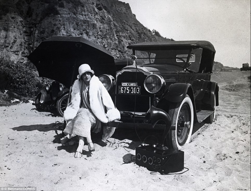 Estrellas de la época dorada de Hollywood en un álbum en blanco y negro de glamorosas fotografías de playa