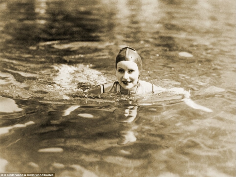 Estrellas de la época dorada de Hollywood en un álbum en blanco y negro de glamorosas fotografías de playa