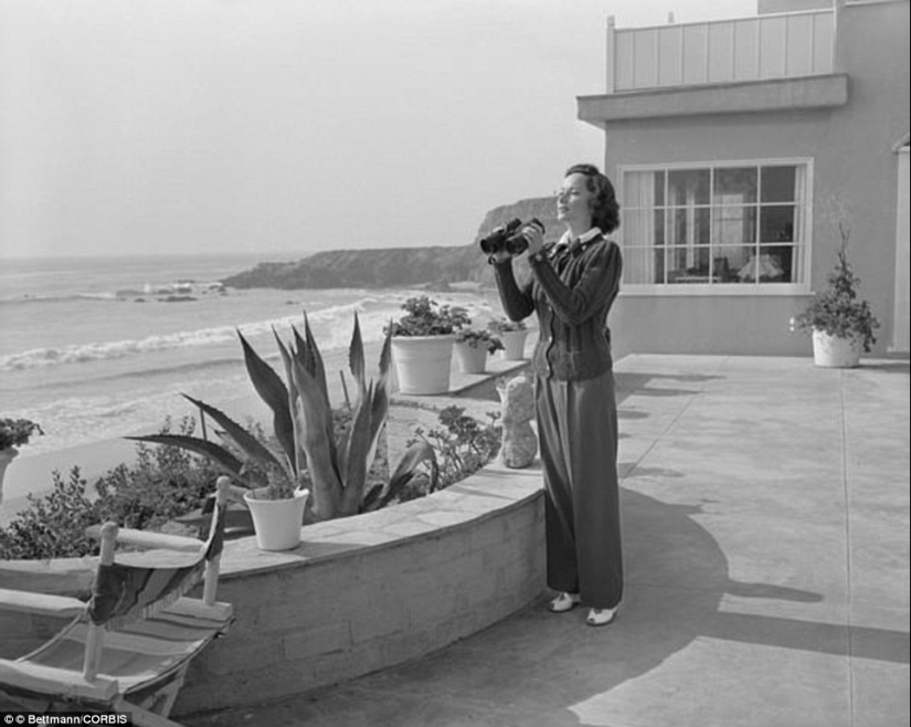 Estrellas de la época dorada de Hollywood en un álbum en blanco y negro de glamorosas fotografías de playa