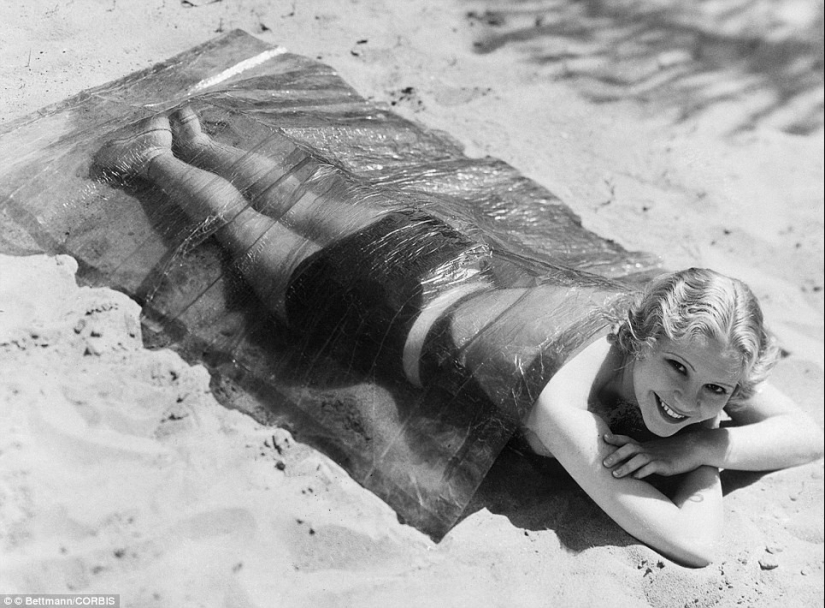 Estrellas de la época dorada de Hollywood en un álbum en blanco y negro de glamorosas fotografías de playa