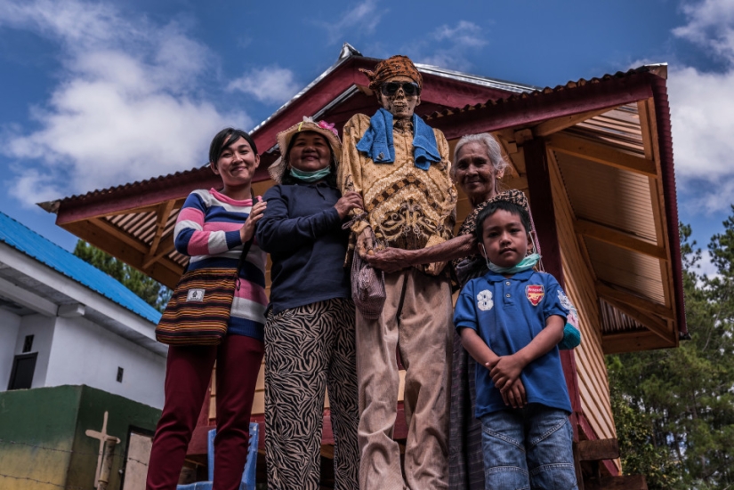 Eternal memory: residents of the Indonesian tribe have kept the bodies of deceased relatives in their homes for decades