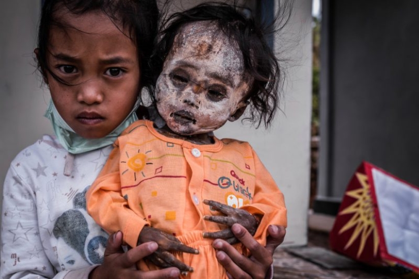 Eternal memory: residents of the Indonesian tribe have kept the bodies of deceased relatives in their homes for decades