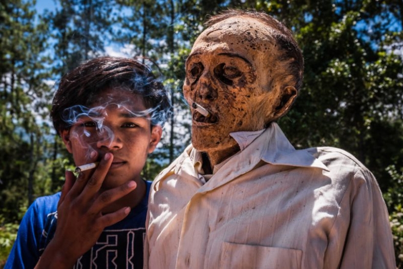 Eternal memory: residents of the Indonesian tribe have kept the bodies of deceased relatives in their homes for decades