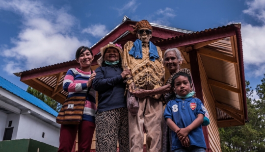 Eternal memory: residents of the Indonesian tribe have kept the bodies of deceased relatives in their homes for decades